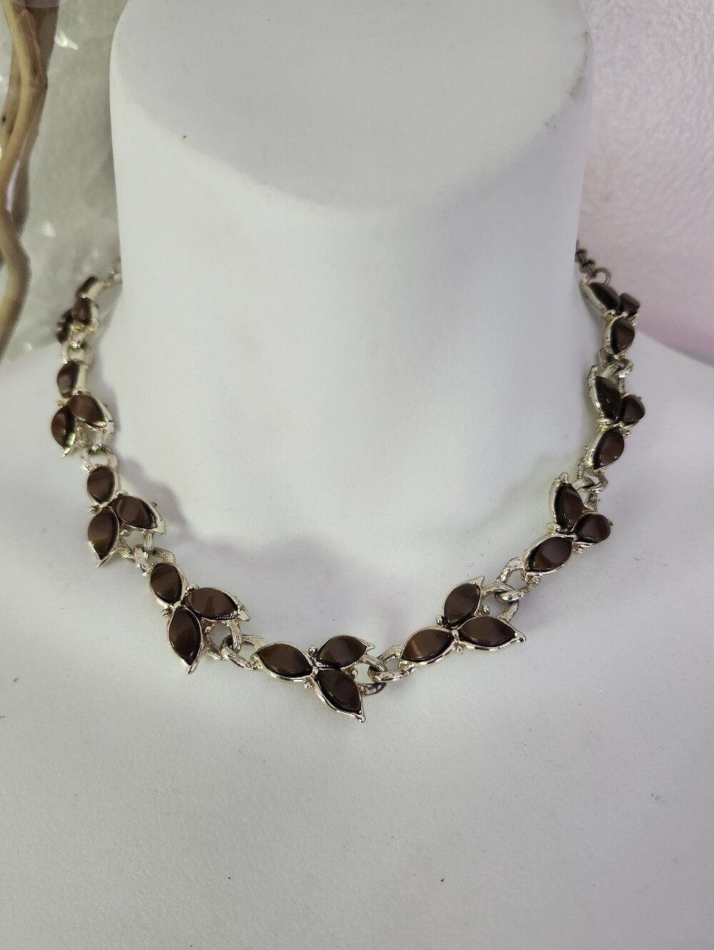 Elegant Brown Thermoset Leaf Shaped Cabochons Choker Necklace